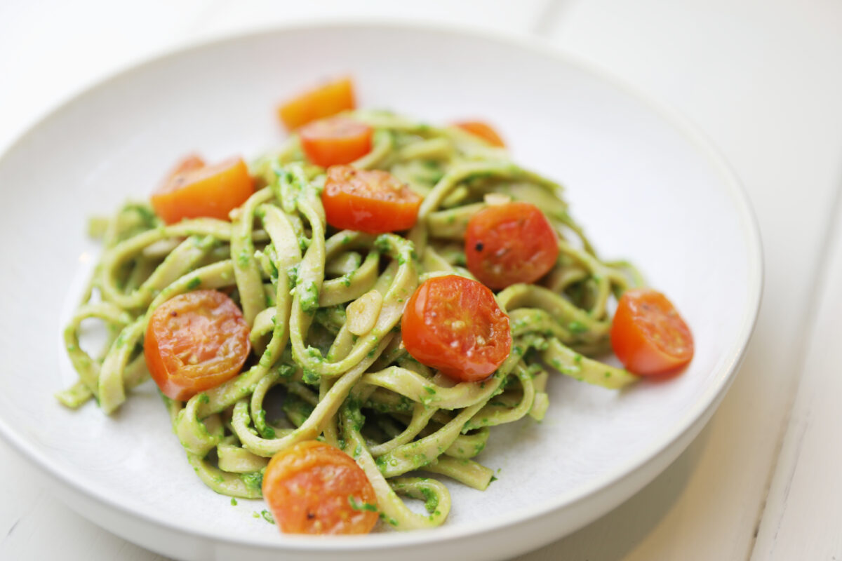 Tagliatelle mit Spinat-Walnuss-Pesto und Tomaten - Die Kleckerei