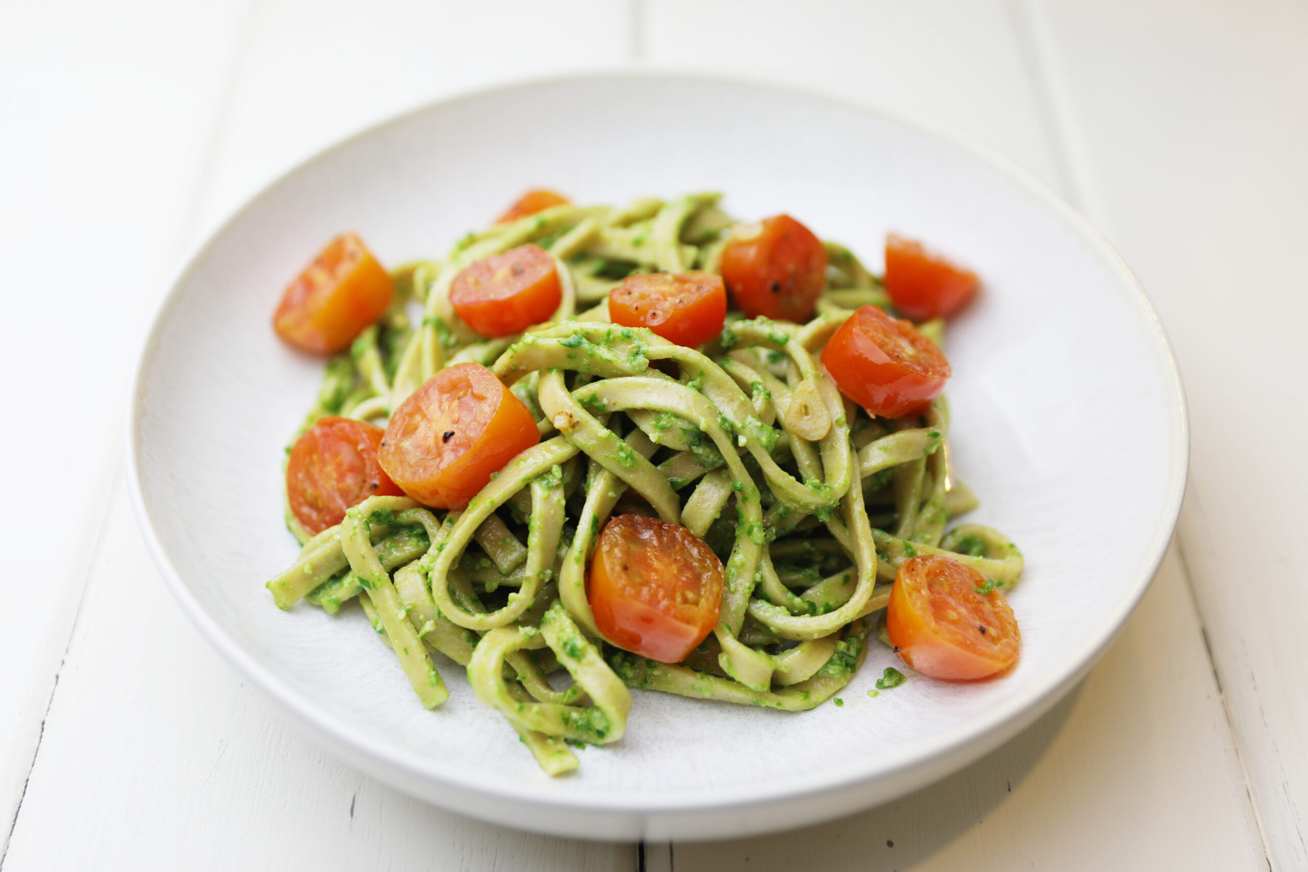 Tagliatelle mit Spinat-Walnuss-Pesto und Tomaten - Die Kleckerei